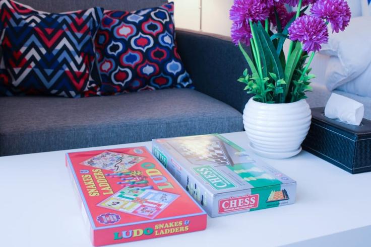 Salle de séjour élégante avec mobilier moderne dans un appartement à Building Water’s Edge (Building 1) - centralstay - 1491023 à Yas Island, Abu Dhabi