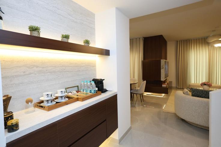 Elegant gestaltetes Wohnzimmer mit moderner Einrichtung in einer Wohnung im Building Street 9 - centralstay - 1601749 in Al Reef, Abu Dhabi Elegant gestaltetes Wohnzimmer mit moderner Einrichtung in einer Wohnung im Building Street 9 - centralstay - 1601749 in Al Reef, Abu Dhabi