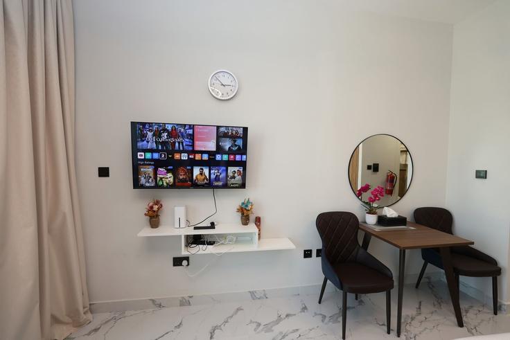 Salle de séjour élégante avec mobilier moderne dans un appartement à Building The Promenade - centralstay - 1491027 à Al Maryah Island, Abu Dhabi