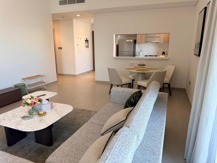 Elegant gestaltetes Wohnzimmer mit moderner Einrichtung in einer Wohnung im Building Tariaq Bedon Esm - centralstay - 1491055 in Yas Island, Abu Dhabi