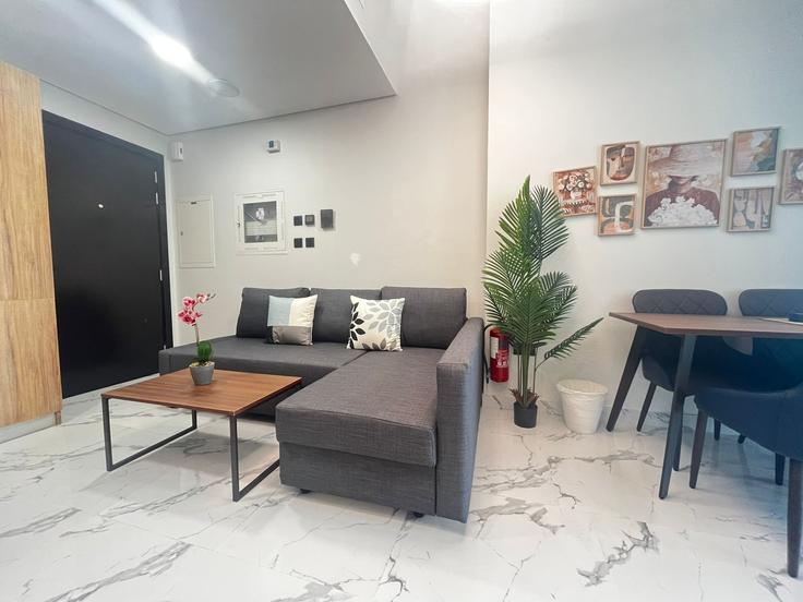 Salle de séjour élégante avec mobilier moderne dans un appartement à Building Bridge - 10th St - Al Maryah Island - MI5 - Abu Dhabi - United Arab Emirates - centralstay - 1491047 à Al Maryah Island, Abu Dhabi