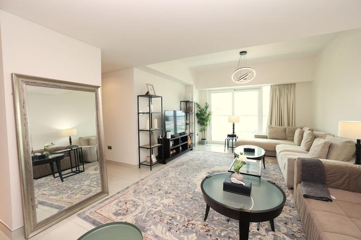 Elegante sala de estar con mobiliario moderno en un apartamento en Building Al Bandar - centralstay - 1632747 en Al Rahah, Abu Dhabi