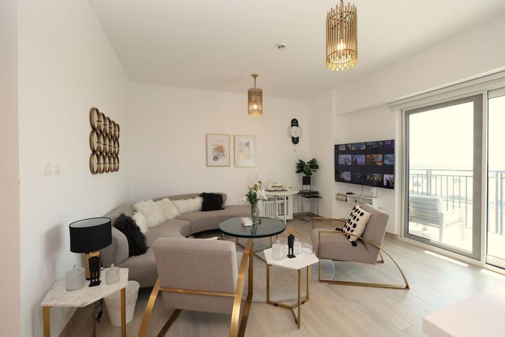 Salle de séjour élégante avec mobilier moderne dans un appartement à Building Tariaq Bedon Esm - centralstay - 1491061 à Yas Island, Abu Dhabi