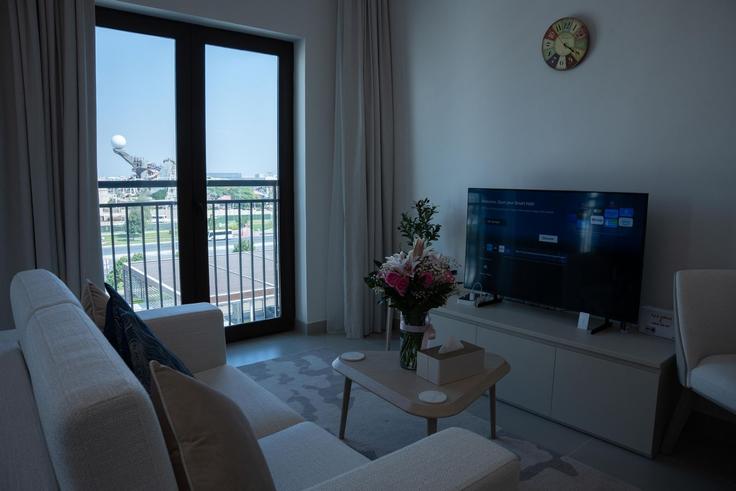 Elegant gestaltetes Wohnzimmer mit moderner Einrichtung in einer Wohnung im Building FJJ9+HXF West - Yas Island - YS1 - Abu Dhabi - United Arab Emirates - centralstay - 1491051 in Yas Island, Abu Dhabi