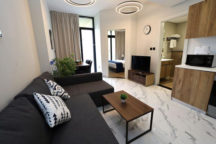 Salle de séjour élégante avec mobilier moderne dans un appartement à Building 10th Street - centralstay - 1491030 à Al Maryah Island, Abu Dhabi