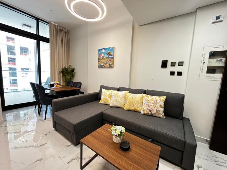 Salle de séjour élégante avec mobilier moderne dans un appartement à Building The Promenade - centralstay - 1491029 à Al Maryah Island, Abu Dhabi