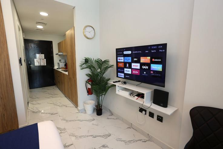 Salle de séjour élégante avec mobilier moderne dans un appartement à Building Ar Reem Street - centralstay - 1491044 à Al Maryah Island, Abu Dhabi