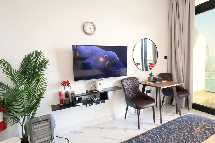 Salle de séjour élégante avec mobilier moderne dans un appartement à Building Bridge - 10th St - Al Maryah Island - MI5 - Abu Dhabi - United Arab Emirates - centralstay - 1491048 à Al Maryah Island, Abu Dhabi