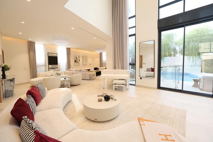 Elegante sala de estar con mobiliario moderno en un apartamento en Building GJ76+HXJ - centralstay - 1631322 en Yas Island, Abu Dhabi Elegante sala de estar con mobiliario moderno en un apartamento en Building GJ76+HXJ - centralstay - 1631322 en Yas Island, Abu Dhabi