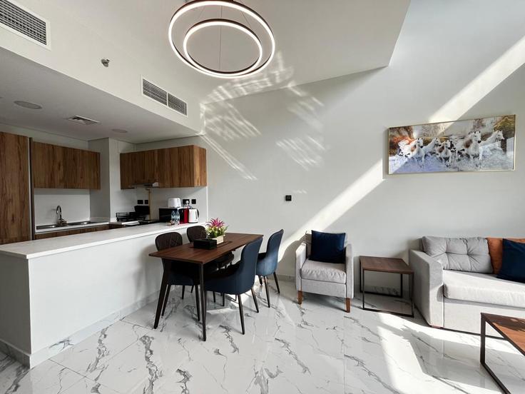 Elegant gestaltetes Wohnzimmer mit moderner Einrichtung in einer Wohnung im Building 10th Street - centralstay - 1491042 in Al Maryah Island, Abu Dhabi Elegant gestaltetes Wohnzimmer mit moderner Einrichtung in einer Wohnung im Building 10th Street - centralstay - 1491042 in Al Maryah Island, Abu Dhabi