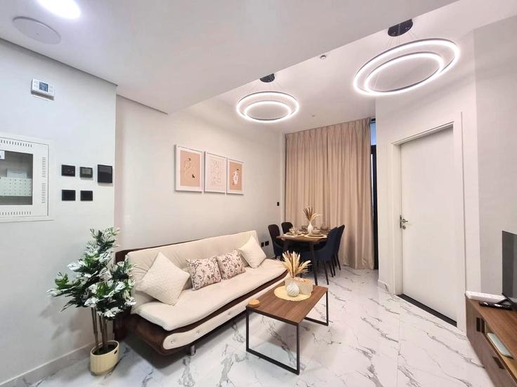 Salle de séjour élégante avec mobilier moderne dans un appartement à Building The Promenade - centralstay - 1491049 à Al Maryah Island, Abu Dhabi