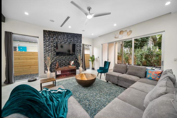 Fort Lauderdale Fort LauderdaleのBuilding Northeast 5th Court - cest-la-vie-vacation-rentals - 1369637のアパートメントにある、モダンな家具を備えたエレガントなデザインのリビングルーム Fort Lauderdale Fort LauderdaleのBuilding Northeast 5th Court - cest-la-vie-vacation-rentals - 1369637のアパートメントにある、モダンな家具を備えたエレガントなデザインのリビングルーム