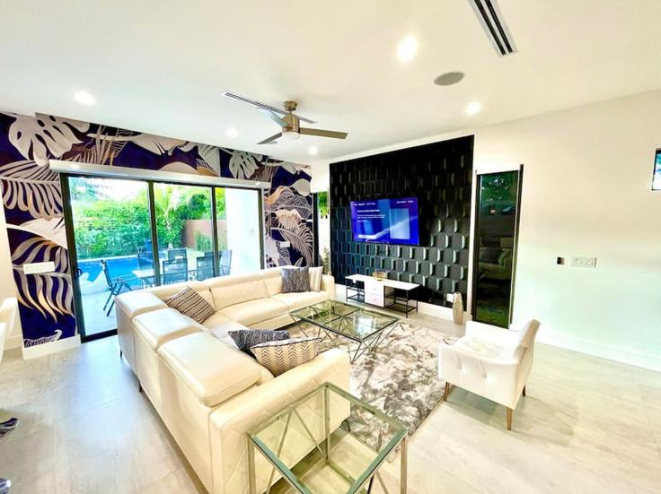 Fort Lauderdale Fort LauderdaleのBuilding Northeast 16th Terrace - cest-la-vie-vacation-rentals - 1369641のアパートメントにある、モダンな家具を備えたエレガントなデザインのリビングルーム Fort Lauderdale Fort LauderdaleのBuilding Northeast 16th Terrace - cest-la-vie-vacation-rentals - 1369641のアパートメントにある、モダンな家具を備えたエレガントなデザインのリビングルーム