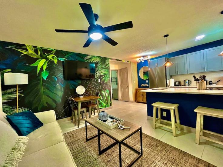 Fort Lauderdale Fort LauderdaleのBuilding Northeast 14th Avenue - cest-la-vie-vacation-rentals - 1369646のアパートメントにある、モダンな家具を備えたエレガントなデザインのリビングルーム Fort Lauderdale Fort LauderdaleのBuilding Northeast 14th Avenue - cest-la-vie-vacation-rentals - 1369646のアパートメントにある、モダンな家具を備えたエレガントなデザインのリビングルーム