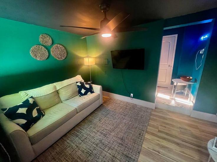 Fort Lauderdale Fort LauderdaleのBuilding Northeast 13th Avenue - cest-la-vie-vacation-rentals - 1369647のアパートメントにある、モダンな家具を備えたエレガントなデザインのリビングルーム Fort Lauderdale Fort LauderdaleのBuilding Northeast 13th Avenue - cest-la-vie-vacation-rentals - 1369647のアパートメントにある、モダンな家具を備えたエレガントなデザインのリビングルーム