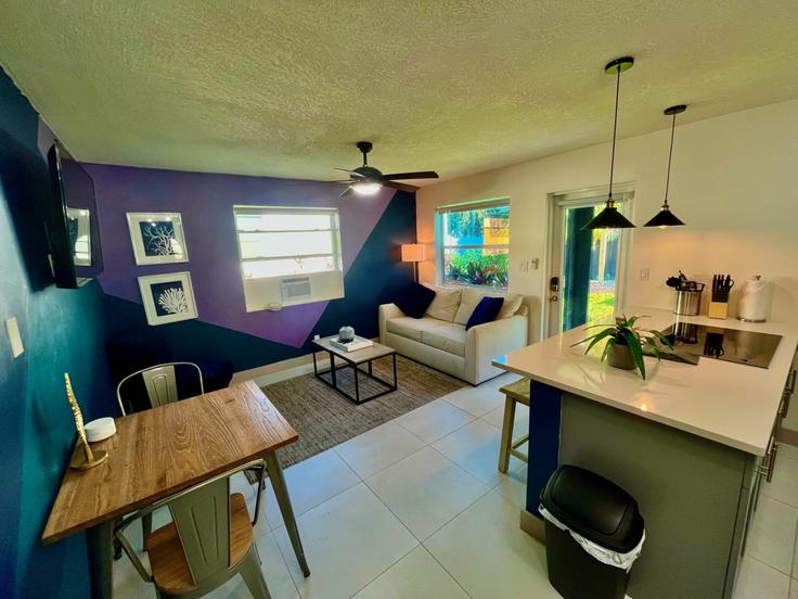 Fort Lauderdale Fort LauderdaleのBuilding Northeast 14th Avenue - cest-la-vie-vacation-rentals - 1369648のアパートメントにある、モダンな家具を備えたエレガントなデザインのリビングルーム