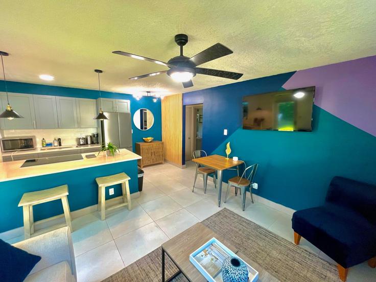 Building Northeast 14th Avenue - cest-la-vie-vacation-rentals - 1369648 adresindeki bir dairede modern mobilyalarla zarif bir şekilde tasarlanmış oturma odası Fort Lauderdale, Fort Lauderdale