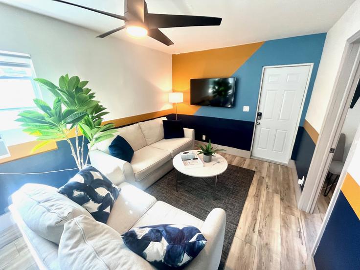 Sala de estar elegantemente projetada com móveis modernos em um apartamento no Building Northeast 14th Avenue - cest-la-vie-vacation-rentals - 1369649 em Fort Lauderdale, Fort Lauderdale