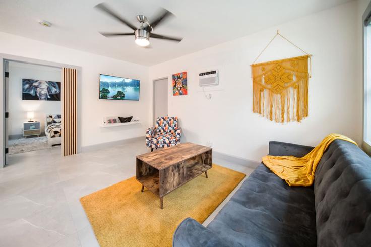 Building Northeast 16th Avenue - cest-la-vie-vacation-rentals - 1369651 adresindeki bir dairede modern mobilyalarla zarif bir şekilde tasarlanmış oturma odası Fort Lauderdale, Fort Lauderdale