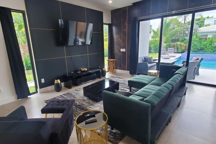Fort Lauderdale Fort LauderdaleのBuilding Northeast 16th Avenue - cest-la-vie-vacation-rentals - 1369653のアパートメントにある、モダンな家具を備えたエレガントなデザインのリビングルーム Fort Lauderdale Fort LauderdaleのBuilding Northeast 16th Avenue - cest-la-vie-vacation-rentals - 1369653のアパートメントにある、モダンな家具を備えたエレガントなデザインのリビングルーム