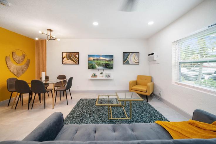 Sala de estar elegantemente projetada com móveis modernos em um apartamento no Building Northeast 9th Street - cest-la-vie-vacation-rentals - 1369655 em Fort Lauderdale, Fort Lauderdale