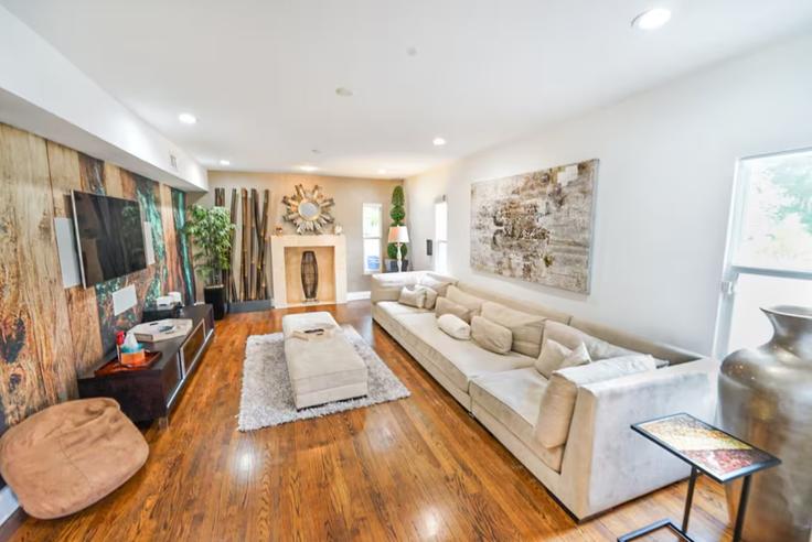 Fort Lauderdale Fort LauderdaleのBuilding Northeast 16th Avenue - cest-la-vie-vacation-rentals - 1369656のアパートメントにある、モダンな家具を備えたエレガントなデザインのリビングルーム