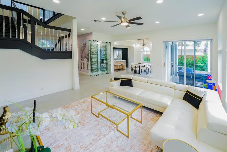 Elegante sala de estar con mobiliario moderno en un apartamento en Building Center Avenue - cest-la-vie-vacation-rentals - 1369657 en Fort Lauderdale, Fort Lauderdale