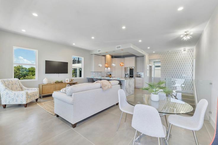 Elegant gestaltetes Wohnzimmer mit moderner Einrichtung in einer Wohnung im Building Seaside Avenue - cest-la-vie-vacation-rentals - 1369664 in Key Largo, Key Largo