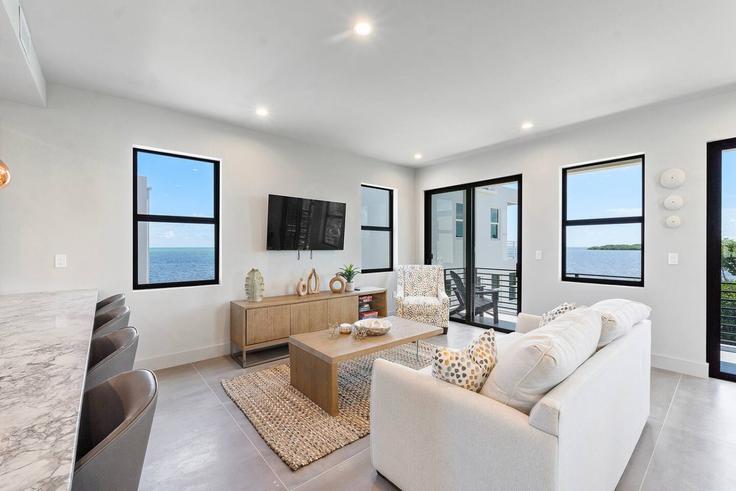 Key Largo Key LargoのBuilding Seaside Avenue - cest-la-vie-vacation-rentals - 1369666のアパートメントにある、モダンな家具を備えたエレガントなデザインのリビングルーム