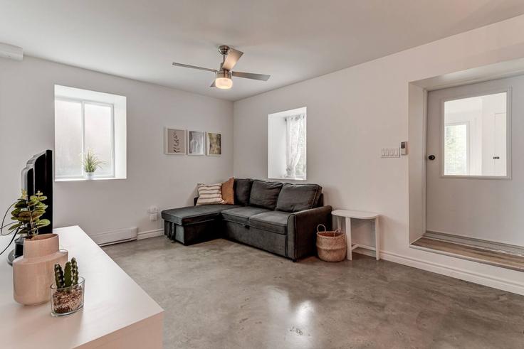 Québec City BeauportのBuilding Avenue Royale - cg-immobilier-royale-inc - 1634794のアパートメントにある、モダンな家具を備えたエレガントなデザインのリビングルーム