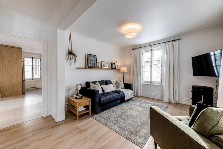 Québec City BeauportのBuilding Avenue Royale - cg-immobilier-royale-inc - 1634791のアパートメントにある、モダンな家具を備えたエレガントなデザインのリビングルーム
