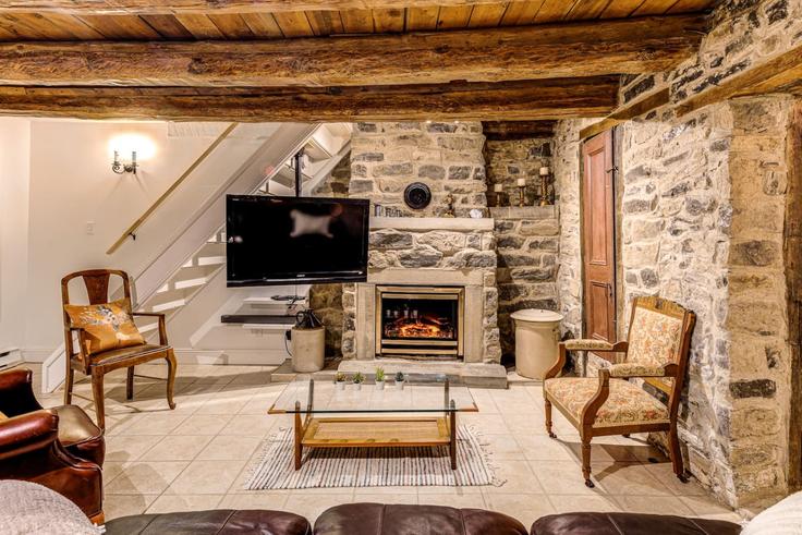 Québec City BeauportのBuilding Avenue Royale - cg-immobilier-royale-inc - 1634799のアパートメントにある、モダンな家具を備えたエレガントなデザインのリビングルーム