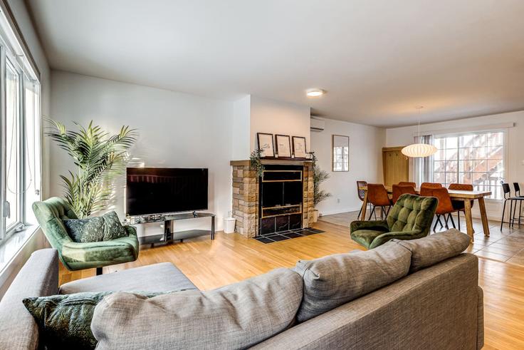 Québec City BeauportのBuilding Rue Tanguay - cg-immobilier-royale-inc - 1634798のアパートメントにある、モダンな家具を備えたエレガントなデザインのリビングルーム