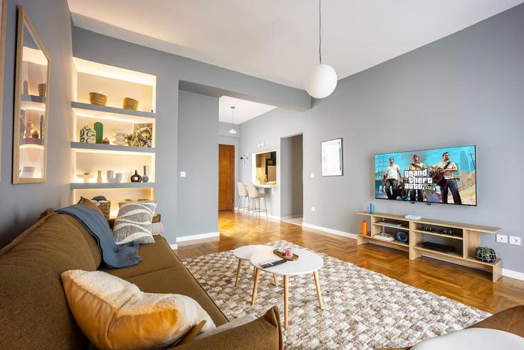 Elegante sala de estar con mobiliario moderno en un apartamento en Building Charokopou - chabbynb - 1283430 en South Athens, Athens Elegante sala de estar con mobiliario moderno en un apartamento en Building Charokopou - chabbynb - 1283430 en South Athens, Athens