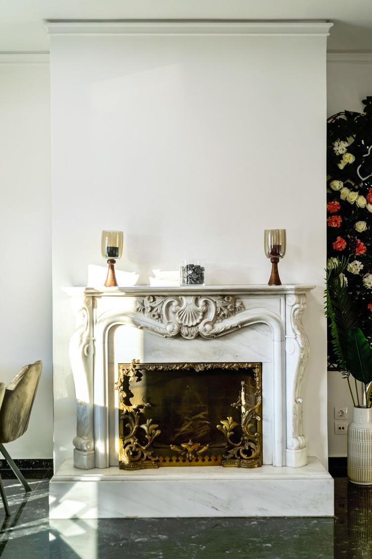 Elegante sala de estar con mobiliario moderno en un apartamento en Building Dimosthenous - chabbynb - 1283432 en South Athens, Athens