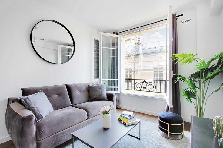 Salle de séjour élégante avec mobilier moderne dans un appartement à Building Rue du Pas de la Mule - checkmyguest - 1350518 à 3rd arrondissement, Paris