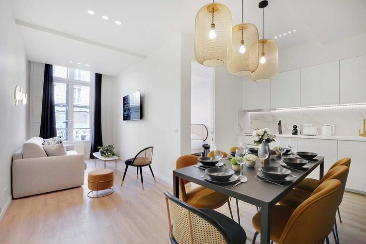 Elegant gestaltetes Wohnzimmer mit moderner Einrichtung in einer Wohnung im Building Rue aux Ours - checkmyguest - 1350479 in 3rd arrondissement, Paris Elegant gestaltetes Wohnzimmer mit moderner Einrichtung in einer Wohnung im Building Rue aux Ours - checkmyguest - 1350479 in 3rd arrondissement, Paris