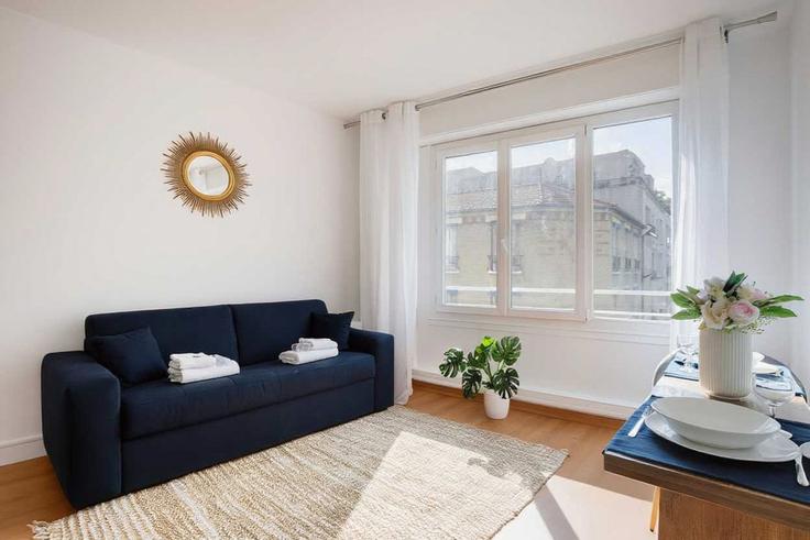 Salle de séjour élégante avec mobilier moderne dans un appartement à Building Rue Olivier de Serres - checkmyguest - 1350209 à 15th arrondissement, Paris