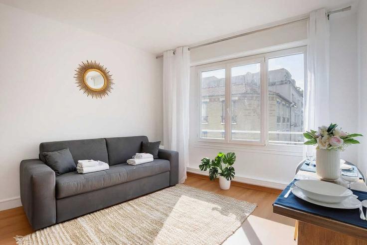 Building Rue Olivier de Serres - checkmyguest - 1350209 adresindeki bir dairede modern mobilyalarla zarif bir şekilde tasarlanmış oturma odası 15th arrondissement, Paris Building Rue Olivier de Serres - checkmyguest - 1350209 adresindeki bir dairede modern mobilyalarla zarif bir şekilde tasarlanmış oturma odası 15th arrondissement, Paris