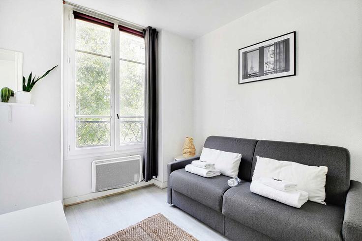Salle de séjour élégante avec mobilier moderne dans un appartement à Building Rue de Bretagne - checkmyguest - 1350529 à 3rd arrondissement, Paris