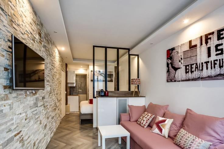 Sala de estar elegantemente projetada com móveis modernos em um apartamento no Building Rue de la Chaussée d'Antin - checkmyguest - 1349939 em 9th arrondissement, Paris