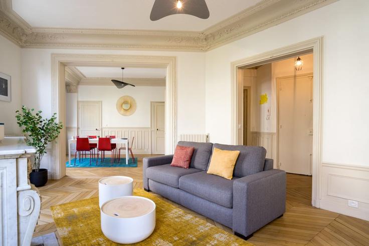 Sala de estar elegantemente projetada com móveis modernos em um apartamento no Building Avenue Mozart - checkmyguest - 1348653 em 16th arrondissement, Paris