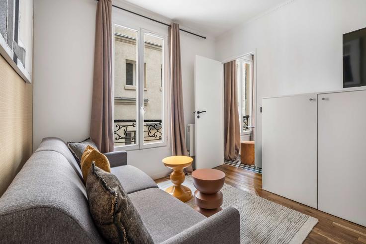 Elegant gestaltetes Wohnzimmer mit moderner Einrichtung in einer Wohnung im Building Rue du Faubourg Saint-Antoine - checkmyguest - 1350757 in 12th arrondissement, Paris