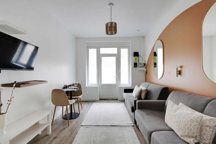 Sala de estar elegantemente projetada com móveis modernos em um apartamento no Building Rue Popincourt - checkmyguest - 1349993 em 11th arrondissement, Paris