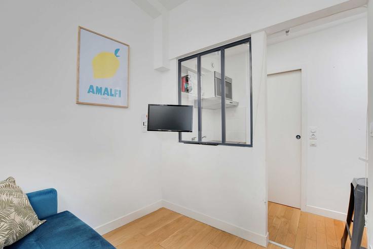 Sala de estar elegantemente projetada com móveis modernos em um apartamento no Building Rue Charlot - checkmyguest - 1350244 em 3rd arrondissement, Paris