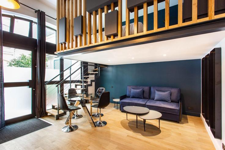 Building Avenue de Friedland - checkmyguest - 1350199 adresindeki bir dairede modern mobilyalarla zarif bir şekilde tasarlanmış oturma odası 8th arrondissement, Paris