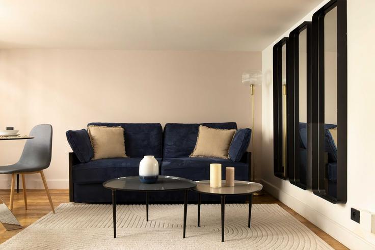 Elegant gestaltetes Wohnzimmer mit moderner Einrichtung in einer Wohnung im Building Avenue de Friedland - checkmyguest - 1350199 in 8th arrondissement, Paris