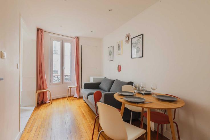 Paris 17th arrondissementのBuilding Rue de La Jonquière - checkmyguest - 1350271のアパートメントにある、モダンな家具を備えたエレガントなデザインのリビングルーム