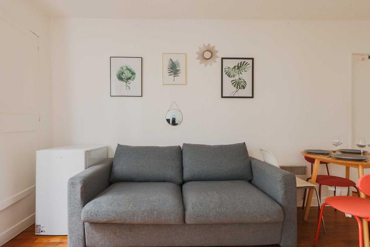 Sala de estar elegantemente projetada com móveis modernos em um apartamento no Building Rue de La Jonquière - checkmyguest - 1350271 em 17th arrondissement, Paris