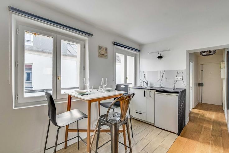 Cozinha funcional e elegante com equipamentos de última geração em apartamento de alto padrão no Building Rue du Faubourg Saint-Antoine - checkmyguest - 1350769 em 11th arrondissement, Paris Cozinha funcional e elegante com equipamentos de última geração em apartamento de alto padrão no Building Rue du Faubourg Saint-Antoine - checkmyguest - 1350769 em 11th arrondissement, Paris